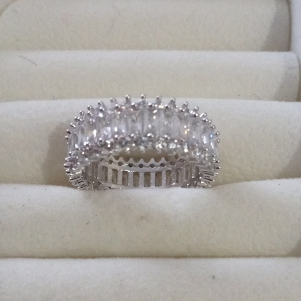 CLEARANCE Elegant Silvery Band Ring Size 8